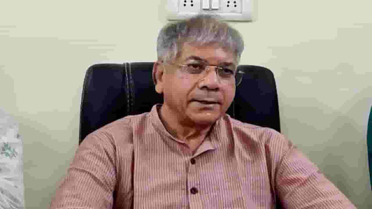 ‘...त्याचवेळी बंदोबस्त केला असता, तर ही वेळ; प्रकाश आंबेडकर यांचे टीकास्त्र, काँग्रेस, राष्ट्रवादीचाही टीका ‘...त्याचवेळी बंदोबस्त केला असता, तर ही वेळ; प्रकाश आंबेडकर यांचे टीकास्त्र, काँग्रेस, राष्ट्रवादीचाही टीका