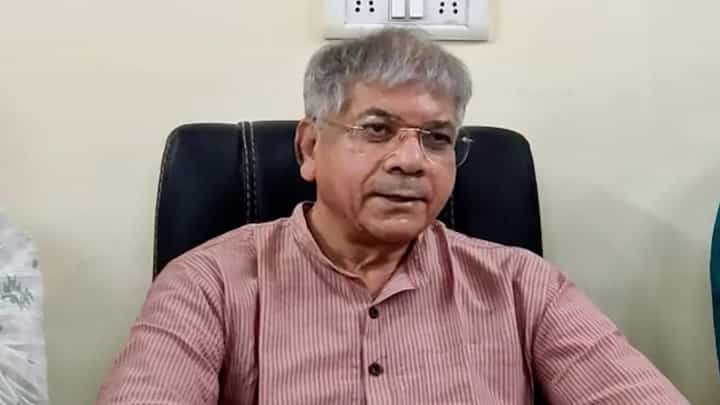 मणिपूरमधील घटना पहिली नाही, तर..., व्हायरल व्हिडीओ प्रकरणी प्रकाश आंबेडकर म्हणाले... मणिपूरमधील घटना पहिली नाही, तर..., व्हायरल व्हिडीओ प्रकरणी प्रकाश आंबेडकर म्हणाले...