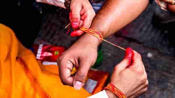 Astro Tips : या दोन राशीच्या लोकांनी हातावर बांधू नये लाल धागा, काय आहे कारण?