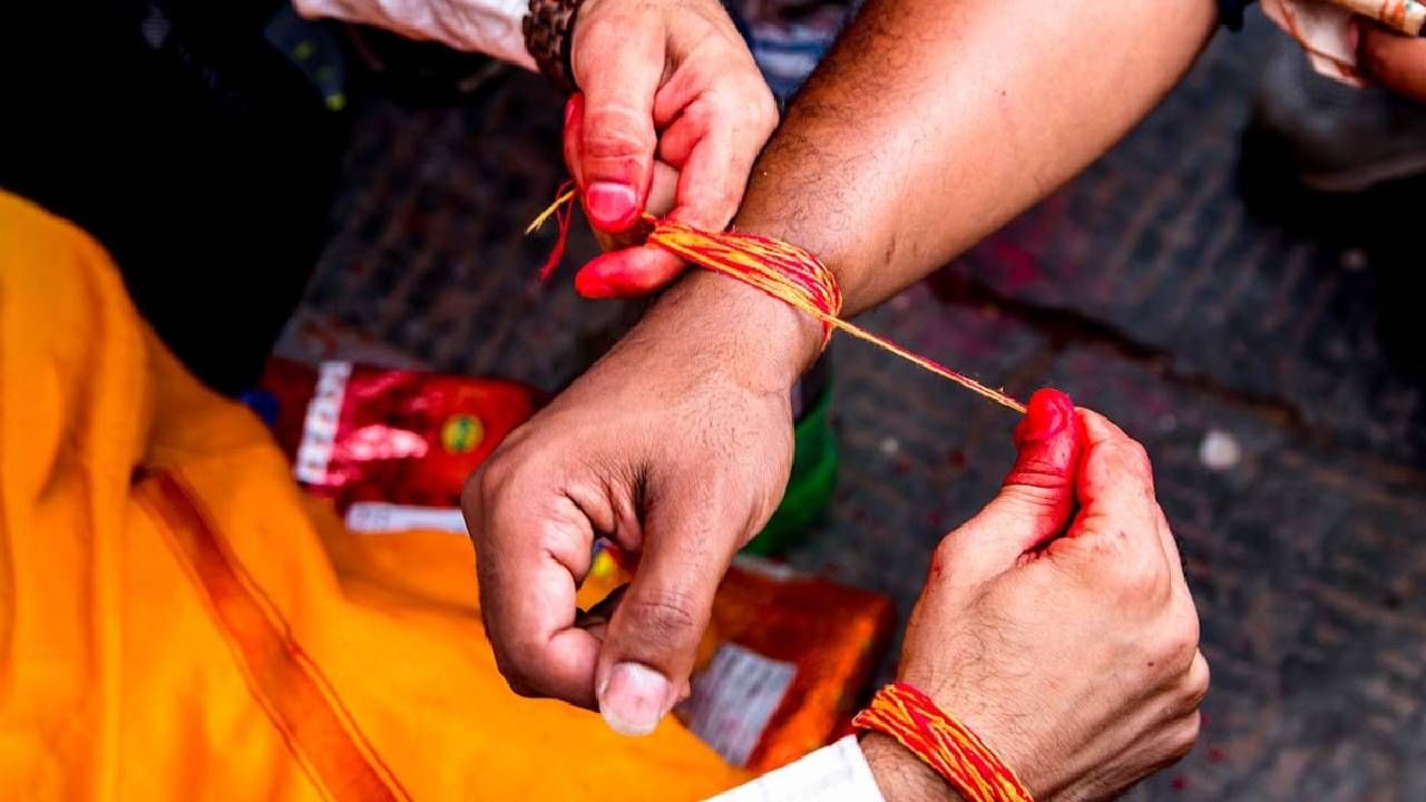 Astro Tips : या दोन राशीच्या लोकांनी हातावर बांधू नये लाल धागा, काय आहे कारण? Astro Tips : या दोन राशीच्या लोकांनी हातावर बांधू नये लाल धागा, काय आहे कारण?
