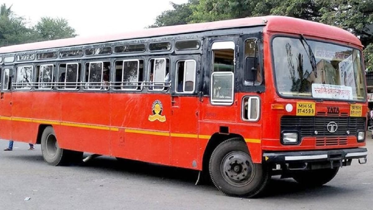 विमान हाताळणारे हात अनेकांनी बघीतले असतीलच आता लालपरीचं स्टेअरिंगही कोणाच्या हाती ते पहा...