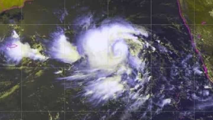 Biparjoy Cyclone : मच्छीमारांसाठी मोठी अपडेट!; खोल समुद्रात जाऊ नका? का दिले निर्देश? Biparjoy Cyclone : मच्छीमारांसाठी मोठी अपडेट!; खोल समुद्रात जाऊ नका? का दिले निर्देश?