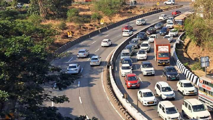 विक एंडचा आनंद लुटण्यासाठी निघताय तर आधी पुणे-मुंबई द्रुतगती मार्गावरील वाहतूक अपडेट घ्याच विक एंडचा आनंद लुटण्यासाठी निघताय तर आधी पुणे-मुंबई द्रुतगती मार्गावरील वाहतूक अपडेट घ्याच