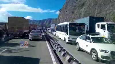 Video : शनिवार आला, मुंबई-पुणे महामार्गावर झाली वाहतूक कोंडी