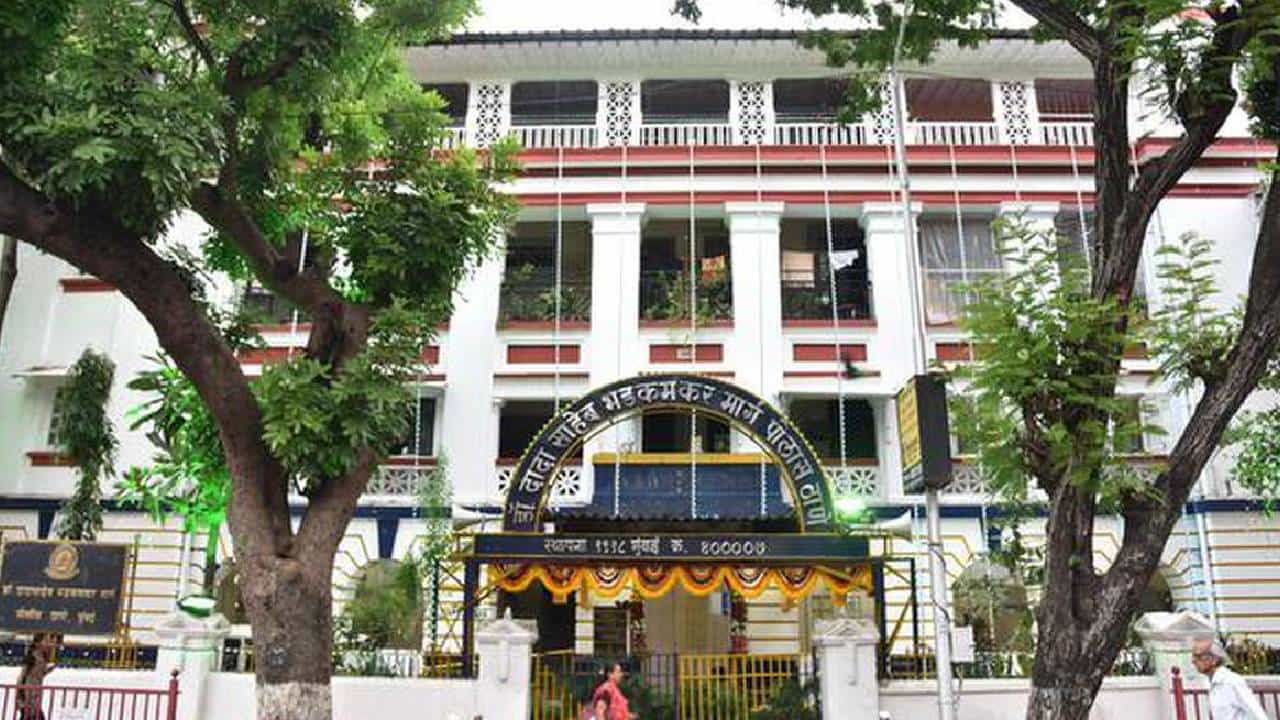 ऐन पावसाळ्याच्या तोंडावर मुंबई पोलिसांवर धर्मसंकट ! 116 कुटुंबियांनाच कसली नोटीस? ऐन पावसाळ्याच्या तोंडावर मुंबई पोलिसांवर धर्मसंकट ! 116 कुटुंबियांनाच कसली नोटीस?