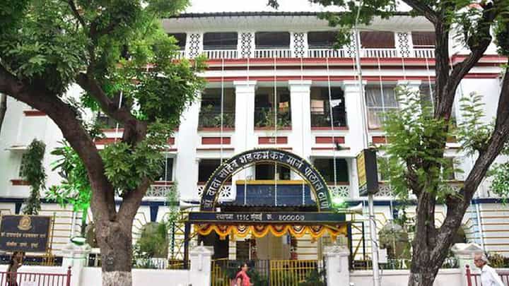 ऐन पावसाळ्याच्या तोंडावर मुंबई पोलिसांवर धर्मसंकट ! 116 कुटुंबियांनाच कसली नोटीस? ऐन पावसाळ्याच्या तोंडावर मुंबई पोलिसांवर धर्मसंकट ! 116 कुटुंबियांनाच कसली नोटीस?