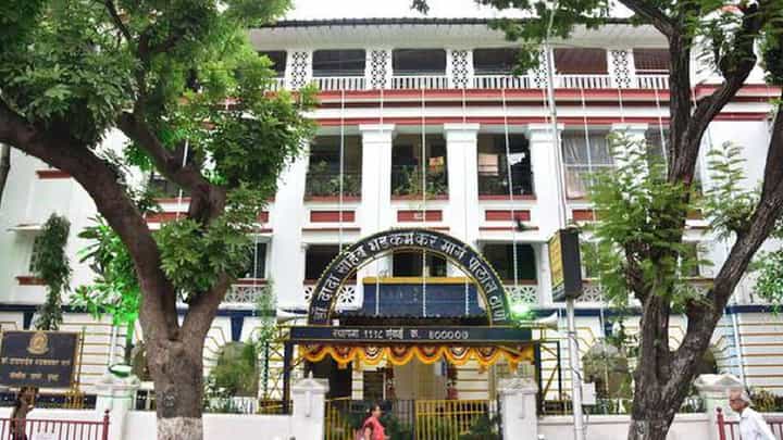 ऐन पावसाळ्याच्या तोंडावर मुंबई पोलिसांवर धर्मसंकट ! 116 कुटुंबियांनाच कसली नोटीस? ऐन पावसाळ्याच्या तोंडावर मुंबई पोलिसांवर धर्मसंकट ! 116 कुटुंबियांनाच कसली नोटीस?