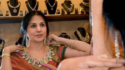 Gold Price : सोने का आले इतके दबावात, या दोन देशांतील आर्थिक घाडमोडींमुळे आली स्वस्ताई