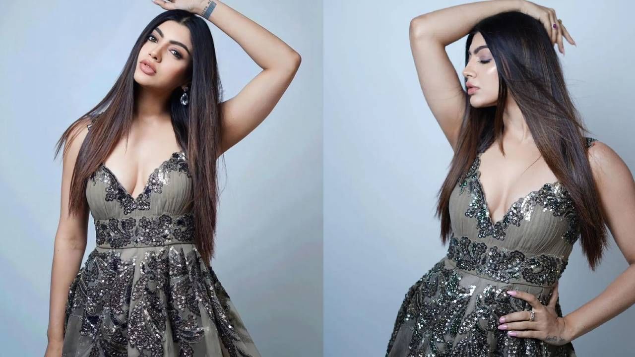 Akanksha Puri Photos | मिका सिंहच्या होणाऱ्या पत्नीचा ग्लॅमरसचा तडका, डीप नेक आउटफिट किलर लूकमध्ये दिसली आकांक्षा पुरी