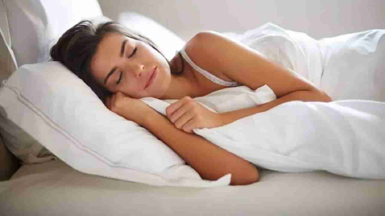 Sleeping Hacks : 2 मिनिटांत गाढ झोपायचं असेल तर ही ट्रिक करा फॉलो..