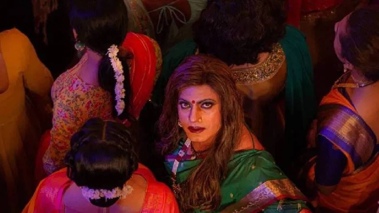 बाॅलिवूड अभिनेते नवाजुद्दीन सिद्दीकी यांच्या हड्डी या चित्रपटातील फर्स्ट लूक पाहून सर्वांनाच मोठा धक्का बसला होता. हड्डी चित्रपटात नवाजुद्दीन सिद्दीकी एका ट्रान्सजेंडरच्या भूमिकेत आहे. 