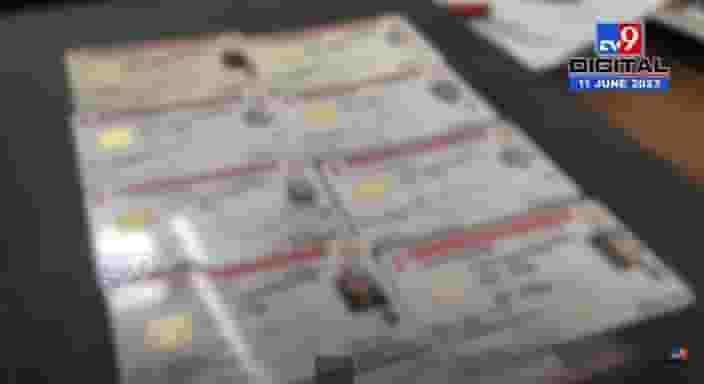 Dhule RTO : परिवहन विभागाच्या भोंगळ कारभाराचा वाहन चालकांना फटका, काय घडला प्रकार? Dhule RTO : परिवहन विभागाच्या भोंगळ कारभाराचा वाहन चालकांना फटका, काय घडला प्रकार?