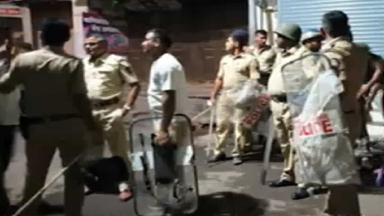 जळगावच्या अमळनेरमधील राडा प्रकरणी मोठी बातमी, संचारबंदीचा आजचा दुसरा दिवस अन्...