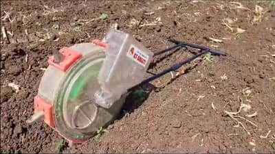 टोचन यंत्रामुळे शेतकरी आनंदीत, दिवसभरात पाच एकर कापसाची लागवड