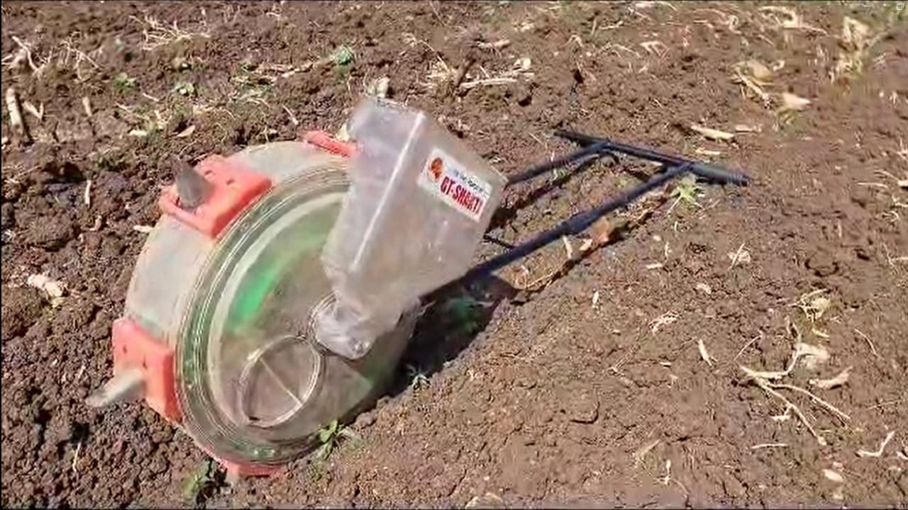 टोचन यंत्रामुळे शेतकरी आनंदीत, दिवसभरात पाच एकर कापसाची लागवड