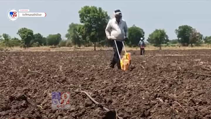 मान्सूनपूर्व पेरणीला वेग; मजूर नसतानाही शेतकऱ्यानं फुलवली शेती मान्सूनपूर्व पेरणीला वेग; मजूर नसतानाही शेतकऱ्यानं फुलवली शेती