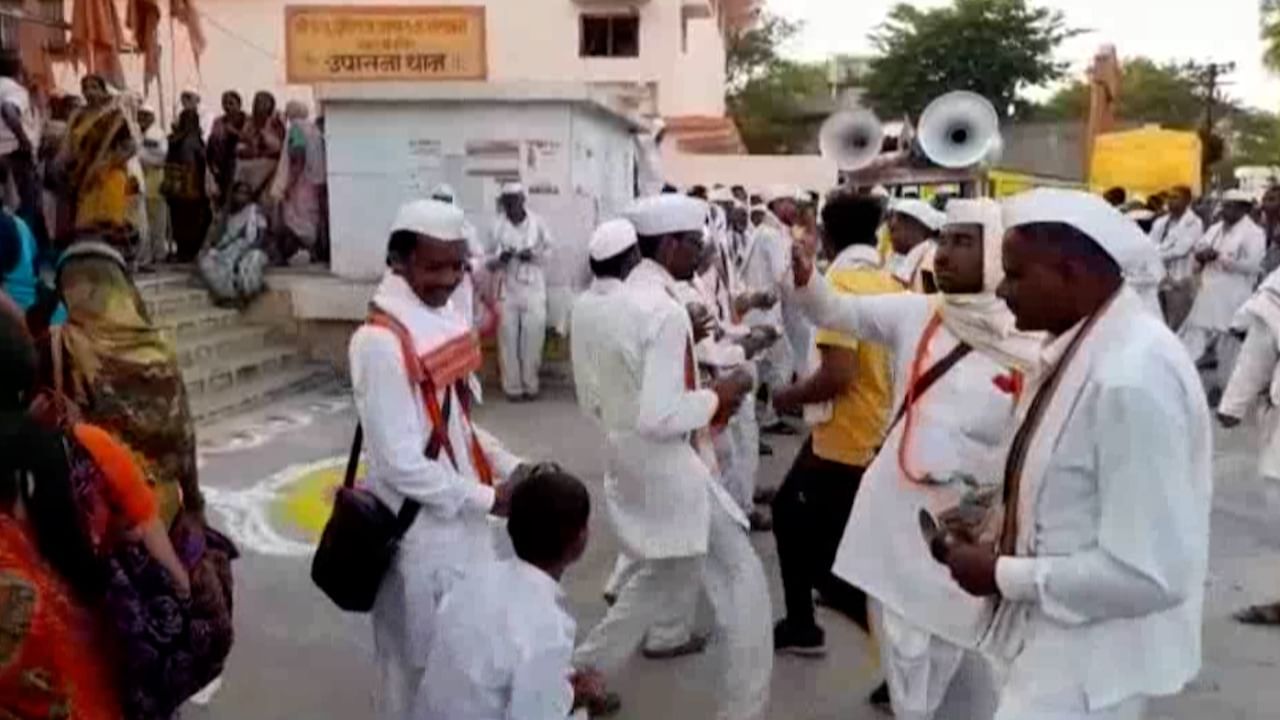 रात्री पालखी देऊळगाव राजा येथे मुक्कामाला होती, पालखी रस्त्याने चालताना भाविकांनी ठिकठिकाणी स्वागत केले