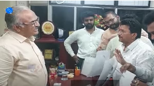 सलग सातव्या पेपरला विद्यार्थ्यांना जुनीच प्रश्नपत्रिका, विद्यापीठात उमटले पडसाद