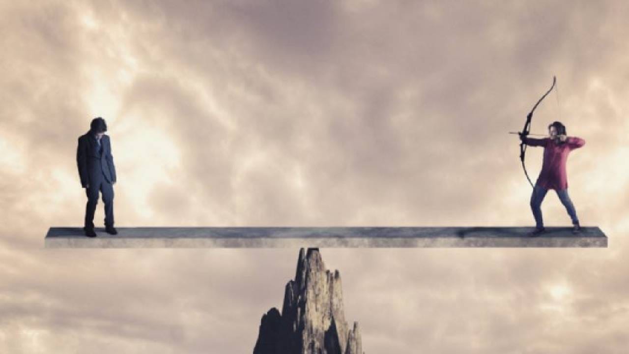 Law of Karma : माणसाचे कर्म ठरवते त्याच्या जीवनाची दिशा, असा काम करतो