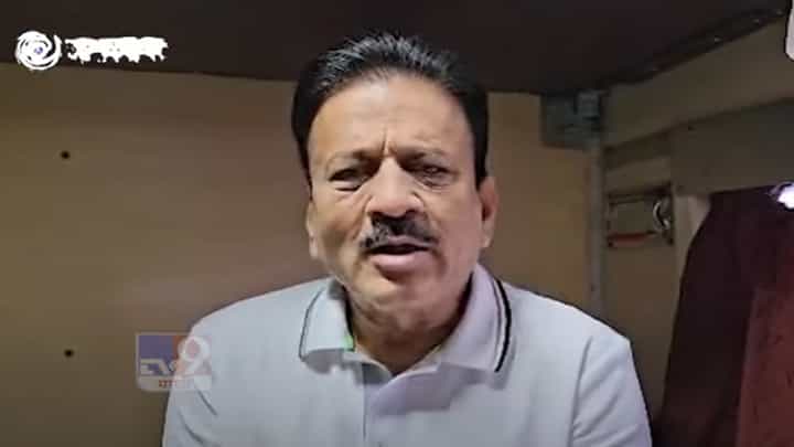 मंत्री गिरिश महाजन यांनी नांदेड ते मुंबई एकाट्याने केला असा रेल्वे प्रवास मंत्री गिरिश महाजन यांनी नांदेड ते मुंबई एकाट्याने केला असा रेल्वे प्रवास