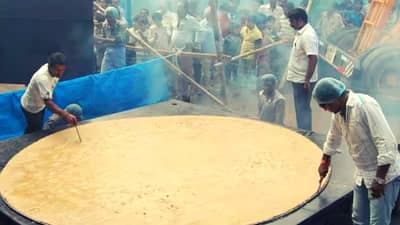 Viral News : जगातील सर्वात मोठी चपाती बनते चक्क भारतातील या शहरात, 200 कुटुंबाला एकच चपाती पुरून नक्कीच उरेल