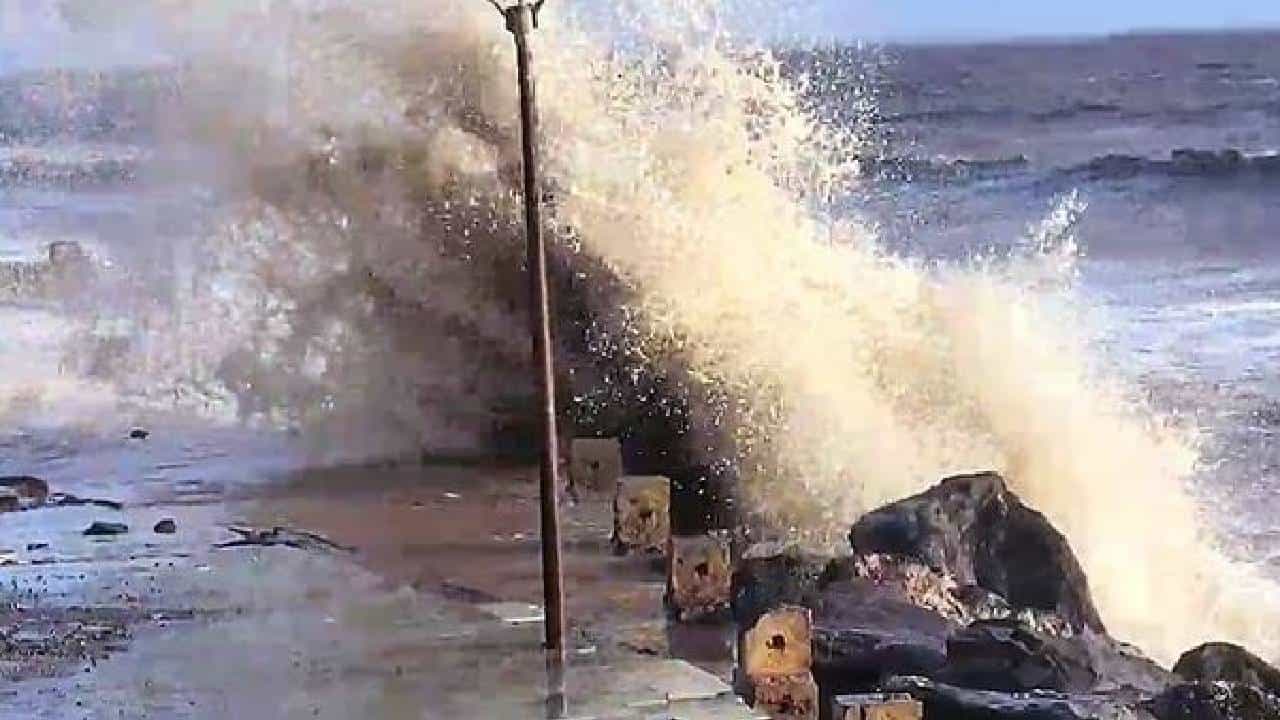 Biporjoy Cyclone : बिपरजॉय चक्रीवादळ गुजरातच्या समुद्रात अधिक तीव्र; ‘या’ किनारपट्टी भागाला तडाखा