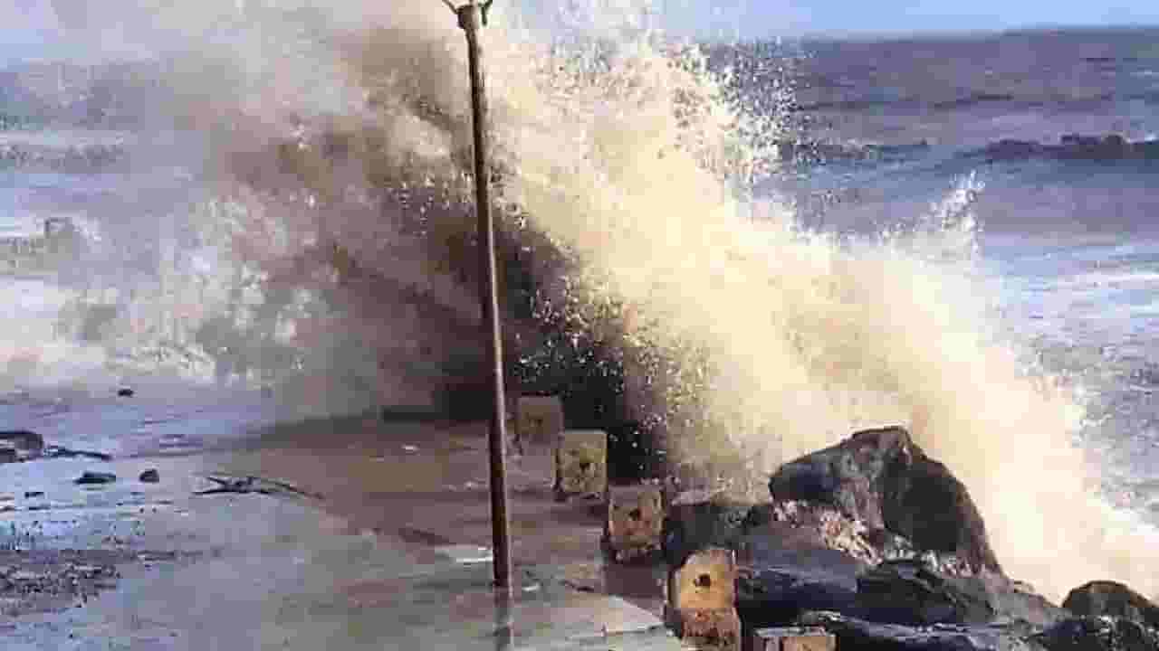 Biporjoy Cyclone : बिपरजॉय चक्रीवादळ गुजरातच्या समुद्रात अधिक तीव्र; ‘या’ किनारपट्टी भागाला तडाखा