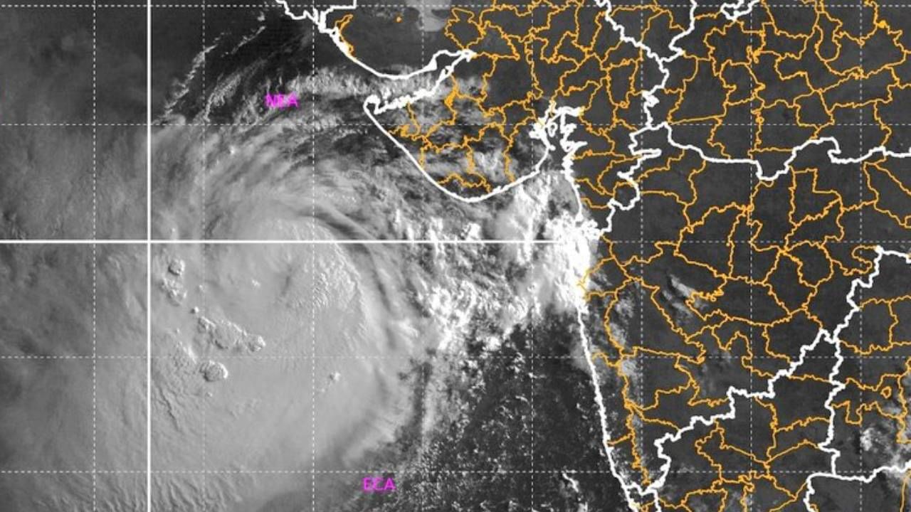 Cyclone Biparjoy बिपरजॉय चक्रीवादळाचा मुंबई केरळमध्ये परिणाम आता मुंबईपासून 290 किमीवर 6443