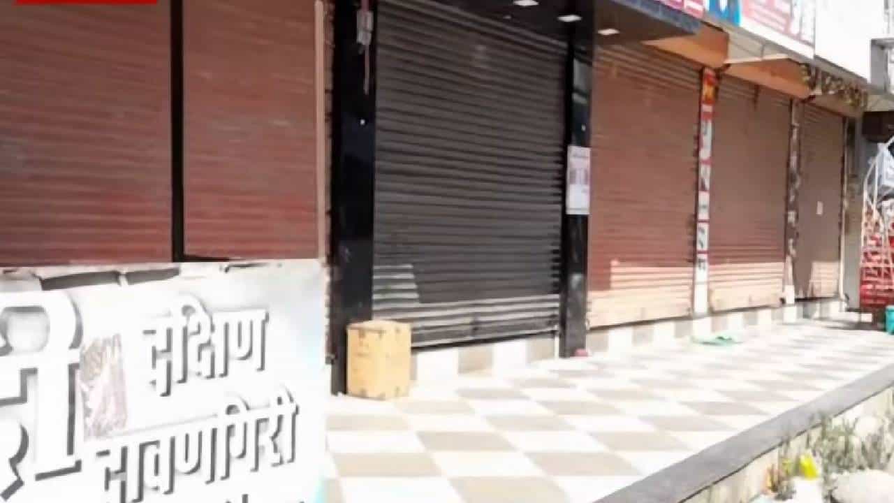 औरंगजेब स्टेटसचं भूत उतरता उतरेना, आता वादग्रस्त विधानामुळं शहर बंदची हाक; कुठं झालेत युवक आक्रमक औरंगजेब स्टेटसचं भूत उतरता उतरेना, आता वादग्रस्त विधानामुळं शहर बंदची हाक; कुठं झालेत युवक आक्रमक