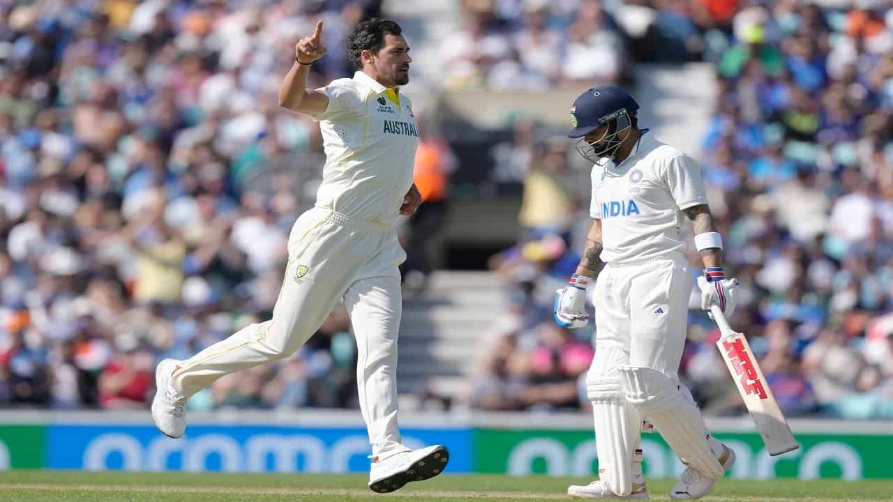 टीम इंडिया सलग दुसऱ्यांचा वर्ल्ड टेस्ट चॅम्पियनशीप फायनल सामन्यात अपयशी ठरली. ऑस्ट्रेलियाने टीम इंडियाला 209 धावांनी पराभूत केलं. मिचेल स्टार्क याने या विजयानंतर टीम इंडियाच्या कोट्यधीश खेळाडूंची कानउघडणी केली आहे. "मी आयपीएल नक्कीच खेळेण पण ऑस्ट्रेलियासाठी खेळणं ही प्राथमिकता असेल",असं स्टार्कने म्हटलंय. (फोटो-पीटीआय)