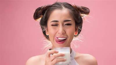 दुधाचा वापर चेहऱ्यासाठी करावा? का आणि कसा वापर करावा? वाचा