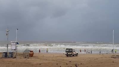 BREAKING | अरबी समुद्रात संकट घोंघावत असताना जुहू बीचवर मोठी दुर्घटना
