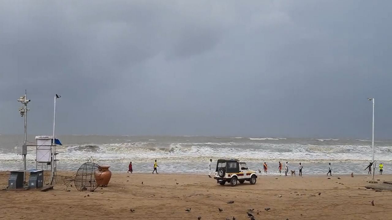 BREAKING | अरबी समुद्रात संकट घोंघावत असताना जुहू बीचवर मोठी दुर्घटना