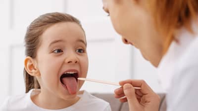 Health : दवाखान्यात डॉक्टर जीभ का पाहतात?, तुमच्या जिभेवरील या गोष्टीवरून सर्व काही समजतात!