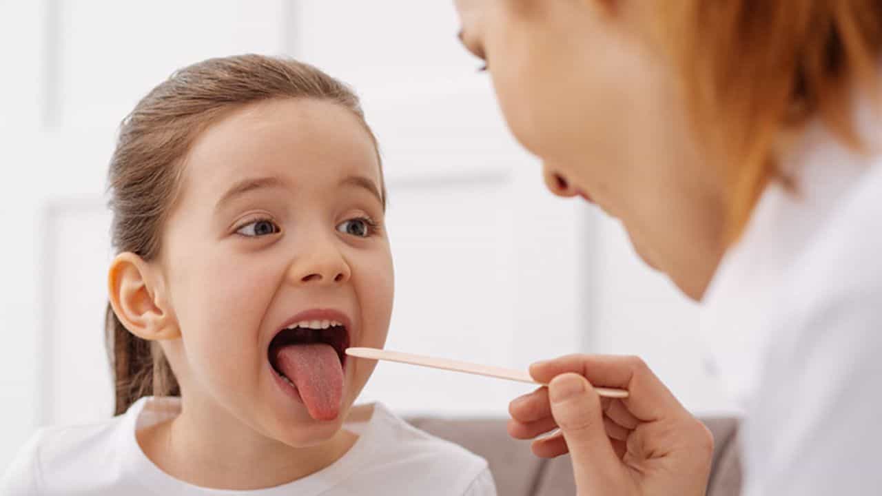 Health : दवाखान्यात डॉक्टर जीभ का पाहतात?, तुमच्या जिभेवरील या गोष्टीवरून सर्व काही समजतात!