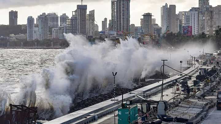 Special Report | बिपरजॉय चक्रीवादळ कुठं धडकणार?, कुठं लँडफॅाल? कसं पुढे सरकतयं वादळ? Special Report | बिपरजॉय चक्रीवादळ कुठं धडकणार?, कुठं लँडफॅाल? कसं पुढे सरकतयं वादळ?