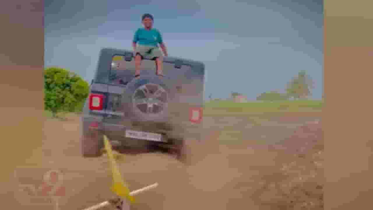 शेतकऱ्याचा नादच खुळा, थेट 'थार'नंच नांगरलं शेत; कुठं पाहायला मिळाली शेतकऱ्याची कमाल?