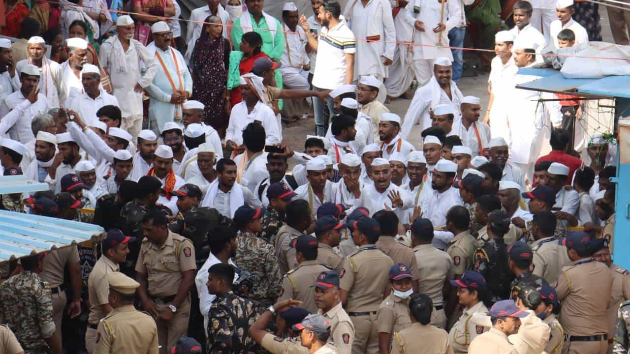 ‘लाठीचार्जवरून भाजप नेत्याचा विरोधकांना थेट आवाहनच; म्हणाला, ‘राजनीती करायची...’ ‘लाठीचार्जवरून भाजप नेत्याचा विरोधकांना थेट आवाहनच; म्हणाला, ‘राजनीती करायची...’