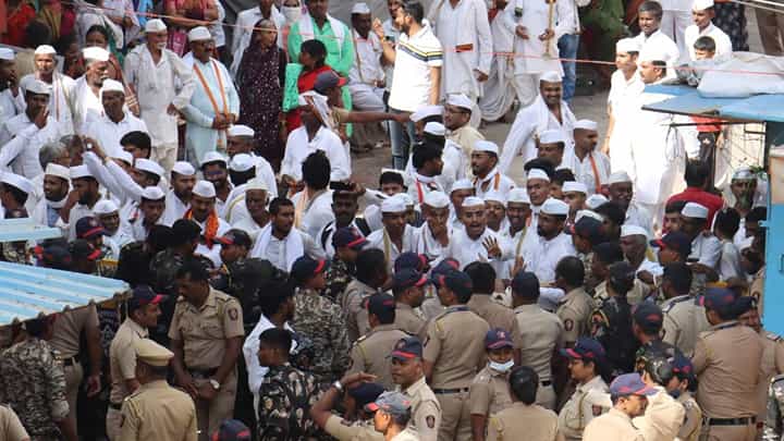 ‘लाठीचार्जवरून भाजप नेत्याचा विरोधकांना थेट आवाहनच; म्हणाला, ‘राजनीती करायची...’ ‘लाठीचार्जवरून भाजप नेत्याचा विरोधकांना थेट आवाहनच; म्हणाला, ‘राजनीती करायची...’