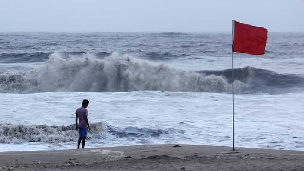 Biporjoy Cyclone | मुंबईच्या जुहू बीचवर येणाऱ्यांना पोलिसांनी रोखलं, कारण...