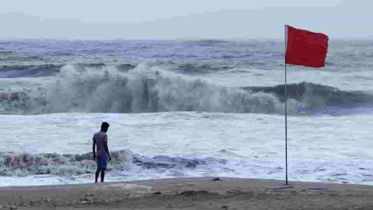 Biporjoy Cyclone | मुंबईच्या जुहू बीचवर येणाऱ्यांना पोलिसांनी रोखलं, कारण...