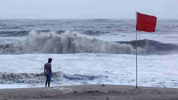 Biporjoy Cyclone | मुंबईच्या जुहू बीचवर येणाऱ्यांना पोलिसांनी रोखलं, कारण…