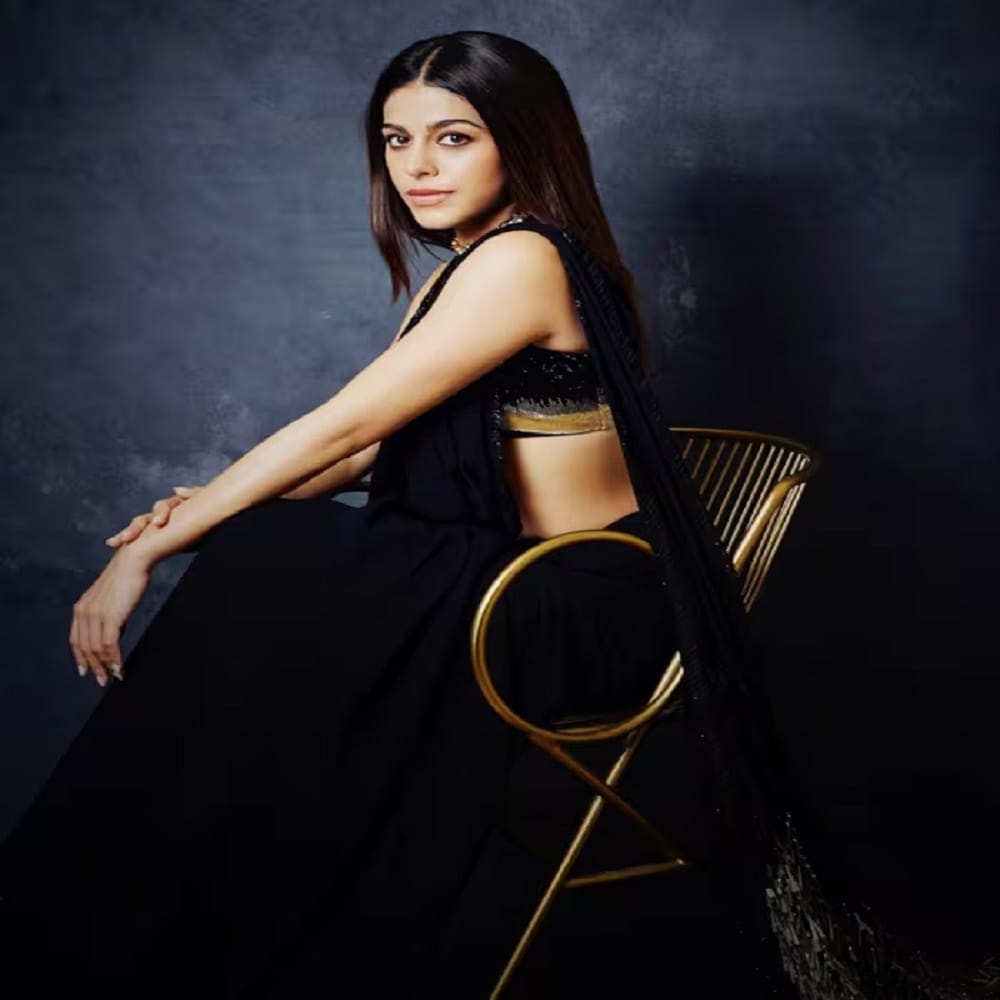 सध्या आलाया एफने (Alaya F) हिचे फोटो सोशल मीडियावर तुफान व्हायरल होत आहे. काळ्या रंगाच्या साडीत अभिनेत्री प्रचंड हॉट आणि ग्लॅमरस दिसत आहे..