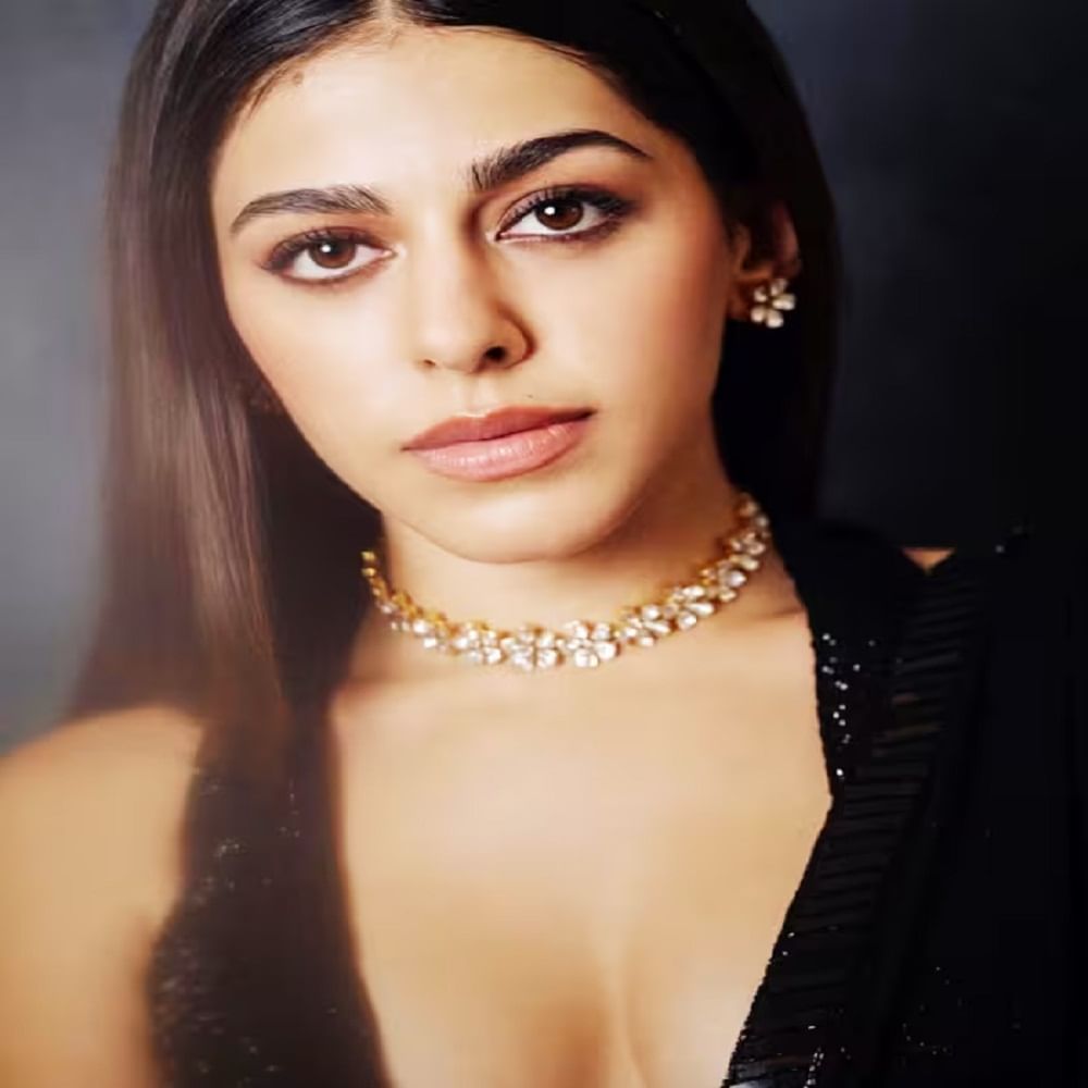 ‘जवानी जानेमन’ या सिनेमातून बॉलिवूडमध्ये पदार्पण करणारी आलाय हिची लोकप्रियता इतर अभिनेत्रींपेक्षा कमी असली तरी अभिनेत्री सोशल मीडियावर कायम सक्रिय असते.