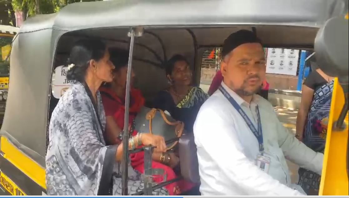 ashadhi wari : पुण्यात आलेले वारेकरी म्हणतात, यांच्यात पण आम्हाला विठ्ठलच दिसतो ashadhi wari : पुण्यात आलेले वारेकरी म्हणतात, यांच्यात पण आम्हाला विठ्ठलच दिसतो