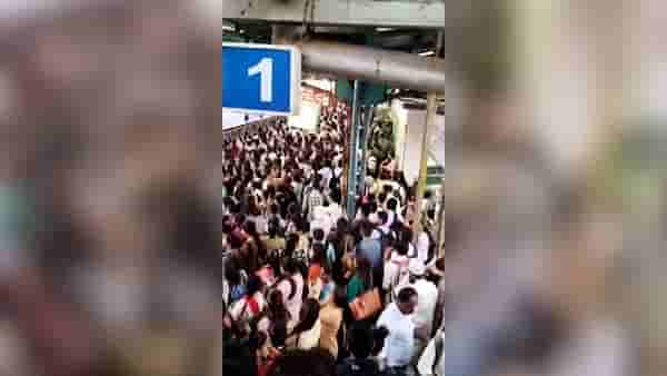 Mumbai Local Train | रेल्वे स्थनकांवर तुफान गर्दी, लोकल सेवा कोलमडली, नेमकं कारण काय?