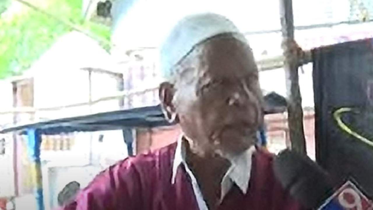 पुण्याचा मुस्लीम सेवेकरी करतोय वारकऱ्यांची सेवा, वीस वर्षांपासून ही सेवा देण्यात आनंद पुण्याचा मुस्लीम सेवेकरी करतोय वारकऱ्यांची सेवा, वीस वर्षांपासून ही सेवा देण्यात आनंद