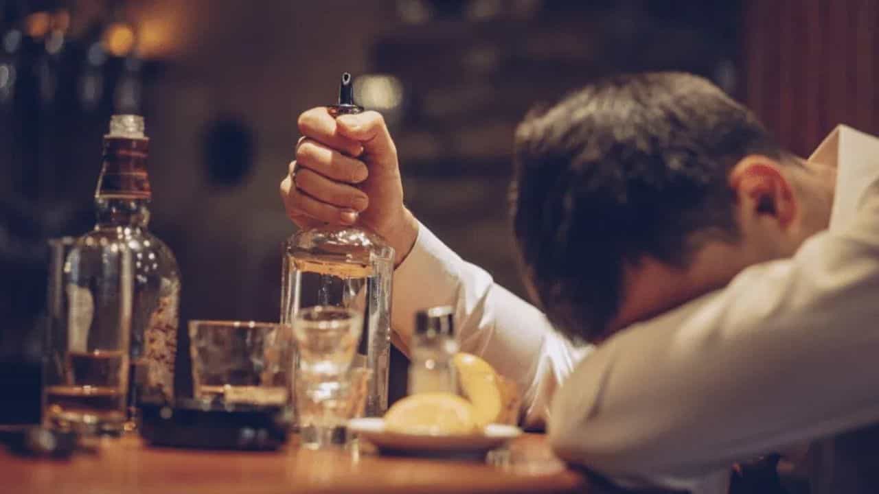 Alcohol : दारूने फक्त लिव्हरच का खराब होतो इतर अवयव का नाही? समोर आलं मुख्य कारण!