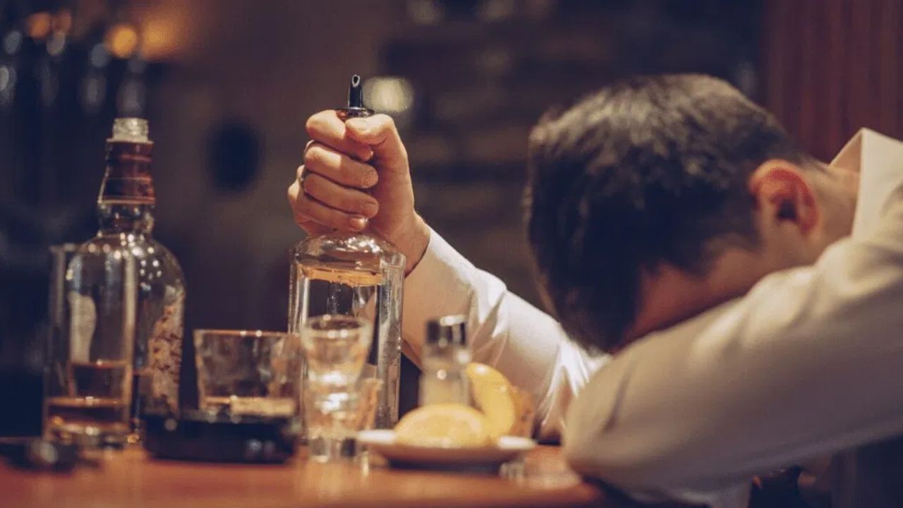 Alcohol : दारूने फक्त लिव्हरच का खराब होतो इतर अवयव का नाही? समोर आलं मुख्य कारण! Alcohol : दारूने फक्त लिव्हरच का खराब होतो इतर अवयव का नाही? समोर आलं मुख्य कारण!