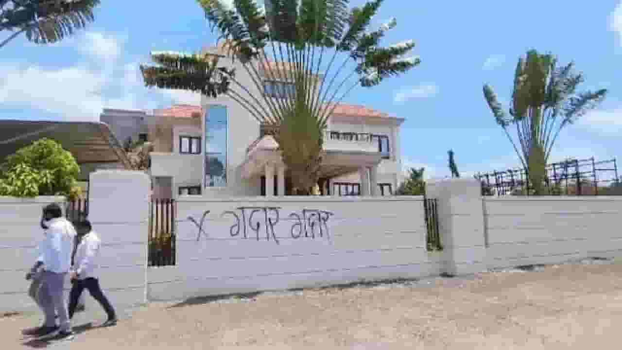 राजकारण पोहचलं राष्ट्रवादी जिल्हाध्यक्षाच्या घरापर्यंत; बंगल्याच्या भिंतीवर लिहलं गद्दार!